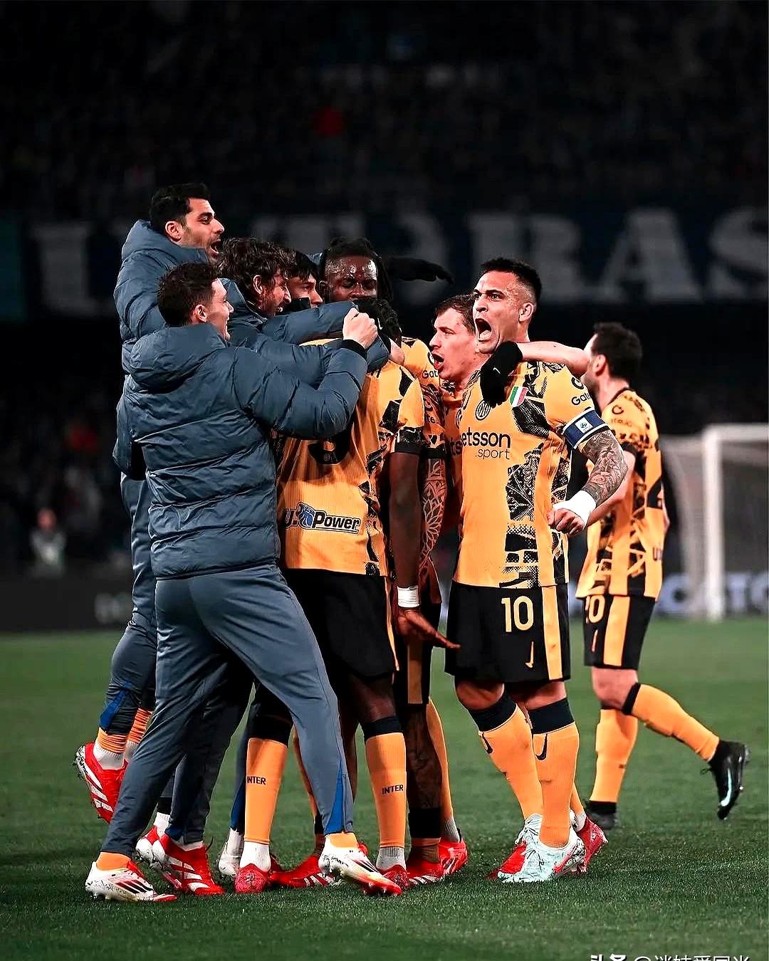 阿贾克斯客场惨败国际米兰,遗憾出局 阿贾克斯客场惨败国际米兰,遗憾出局