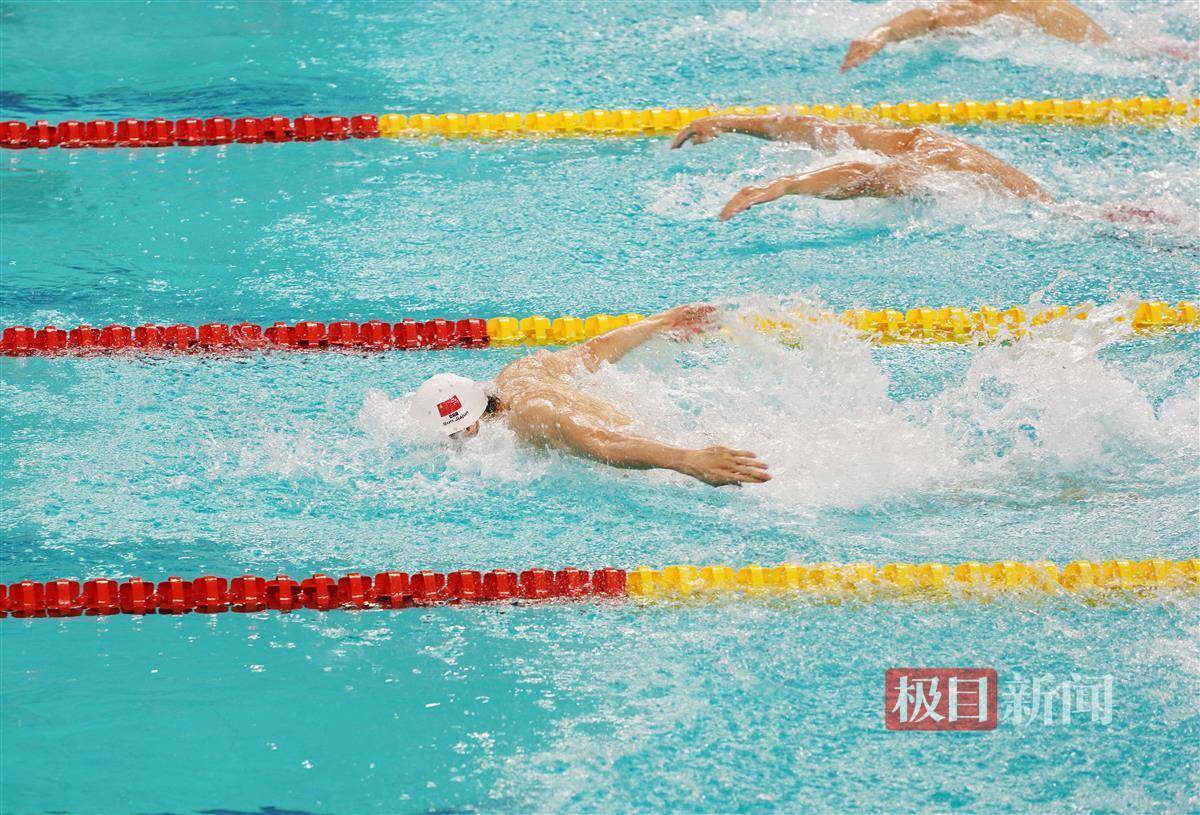 游泳选手破纪录斩获金牌成绩 游泳选手破纪录斩获金牌成绩