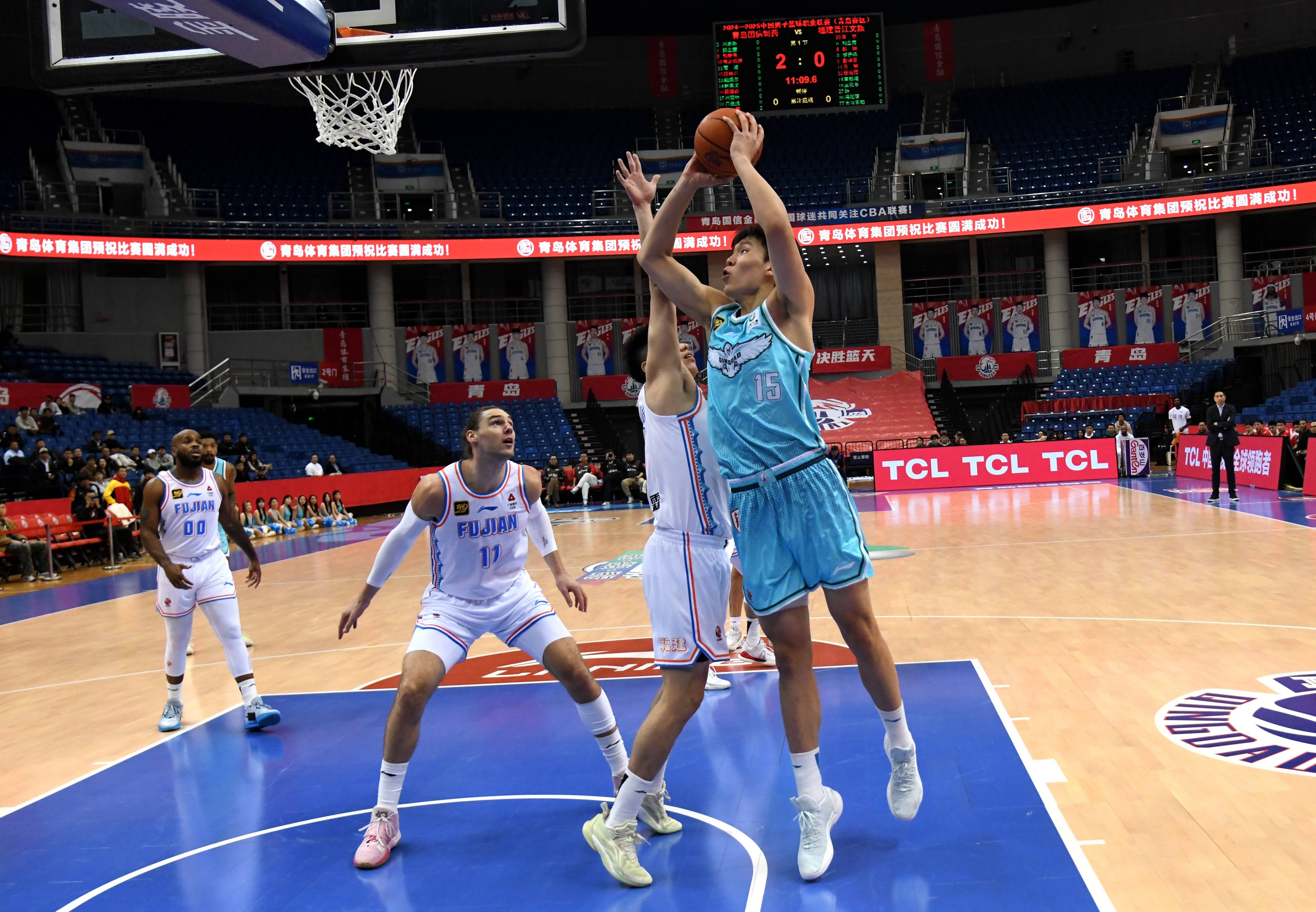 青岛男篮在比赛中战胜北京队,引发热议 青岛男篮在比赛中战胜北京队,引发热议