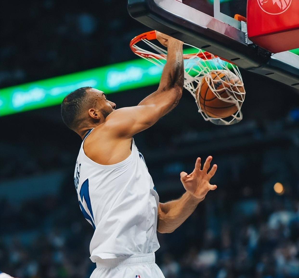 鹈鹕力克猛龙,挺进西部半决赛 鹈鹕力克猛龙,挺进西部半决赛