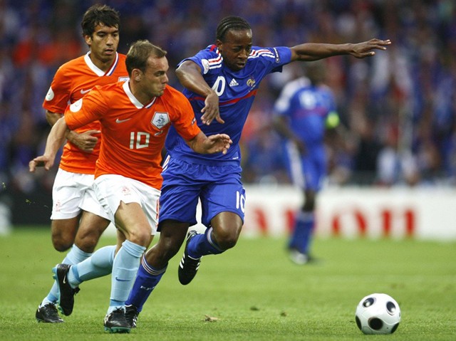 荷兰边锋遭遇停赛，球队备战计划迎重挫