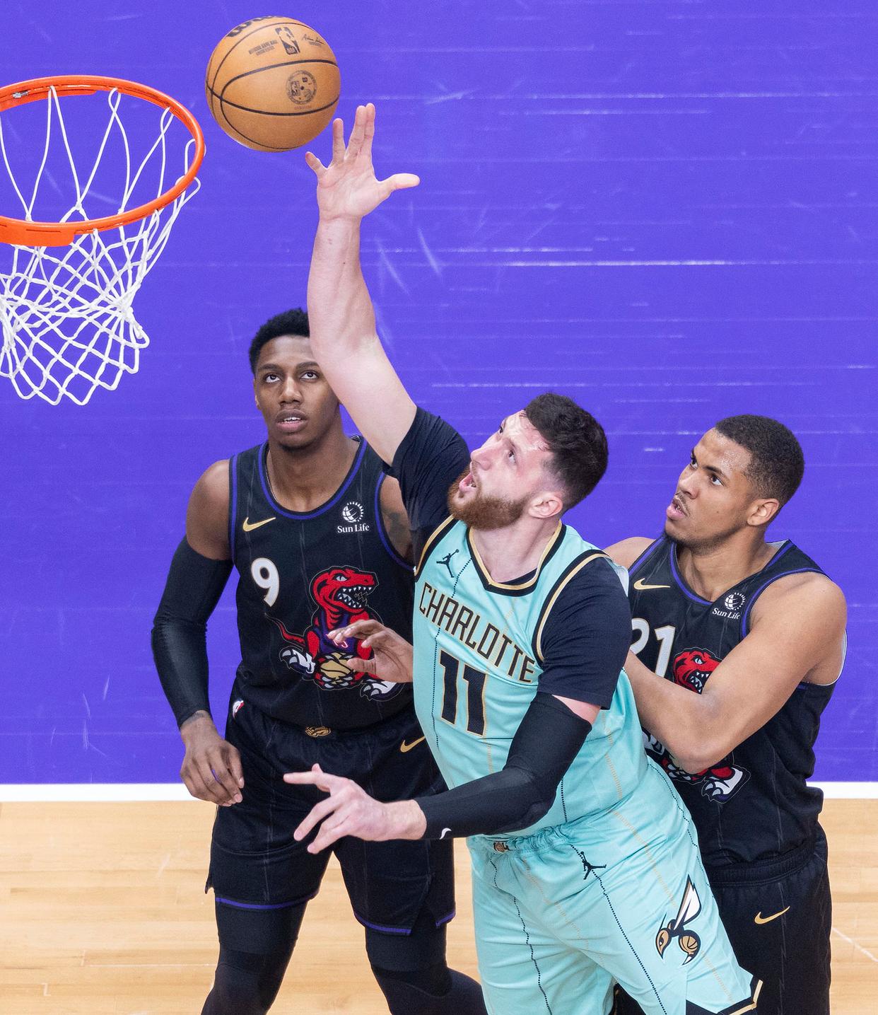 猛龙完胜黄蜂,西亚卡姆贡献全面 猛龙完胜黄蜂,西亚卡姆贡献全面