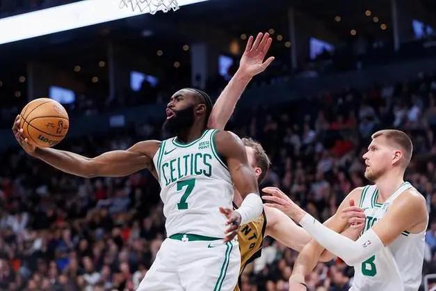 雄鹿主场大胜凯尔特人 雄鹿主场大胜凯尔特人