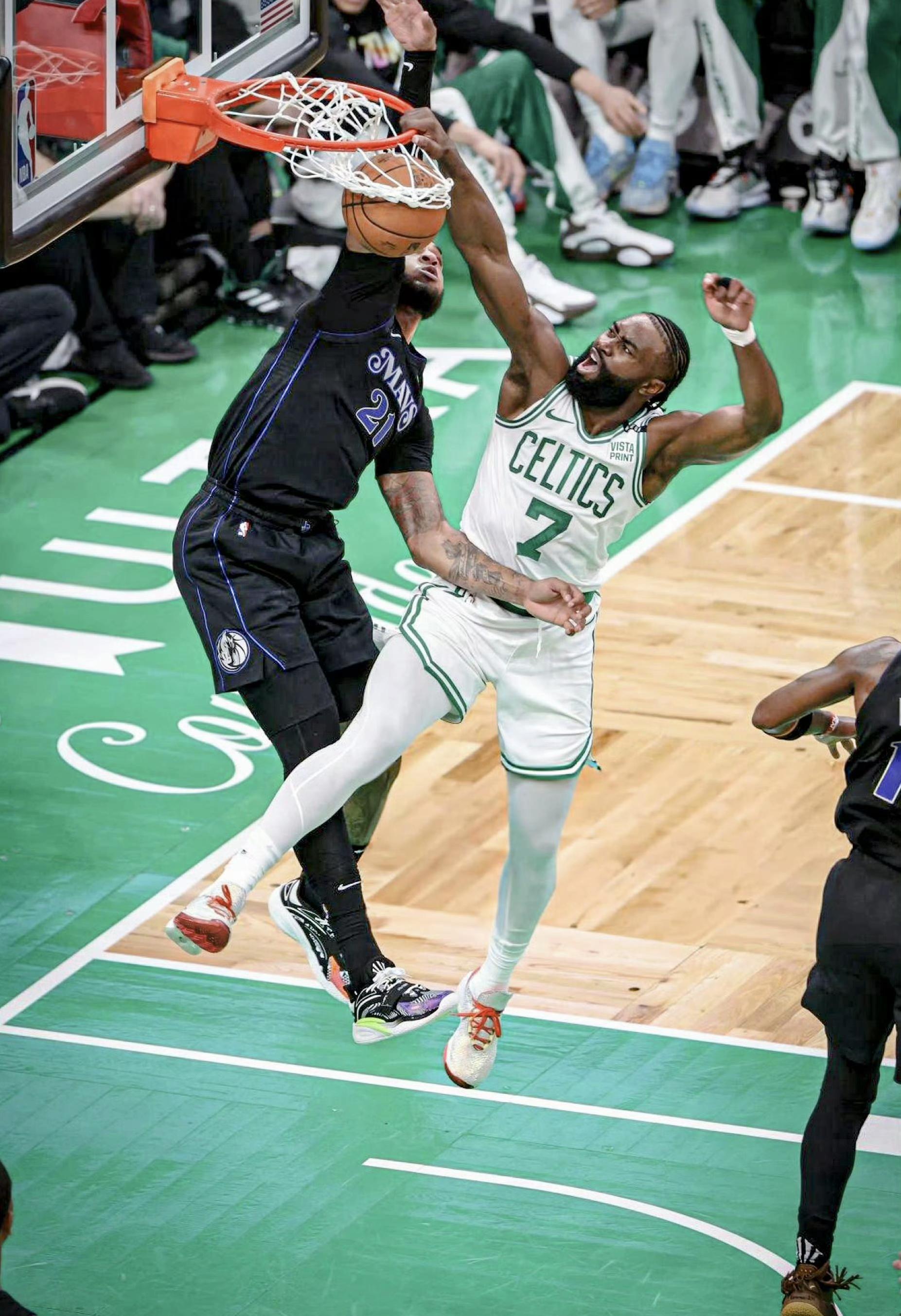 开云体育-凯尔特人客场击败步行者，继续领先