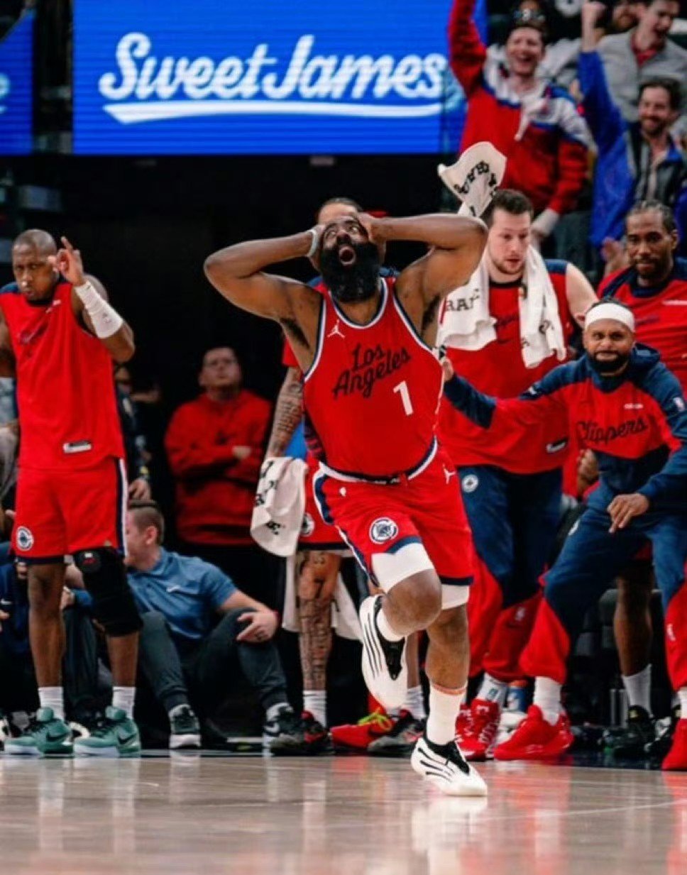 快船轻取尼克斯,保罗乔治双核发挥 快船轻取尼克斯,保罗乔治双核发挥